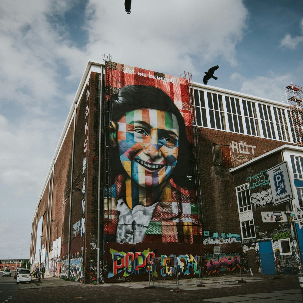 Portrait von Anne Frank auf einer Häuserwand gemalt