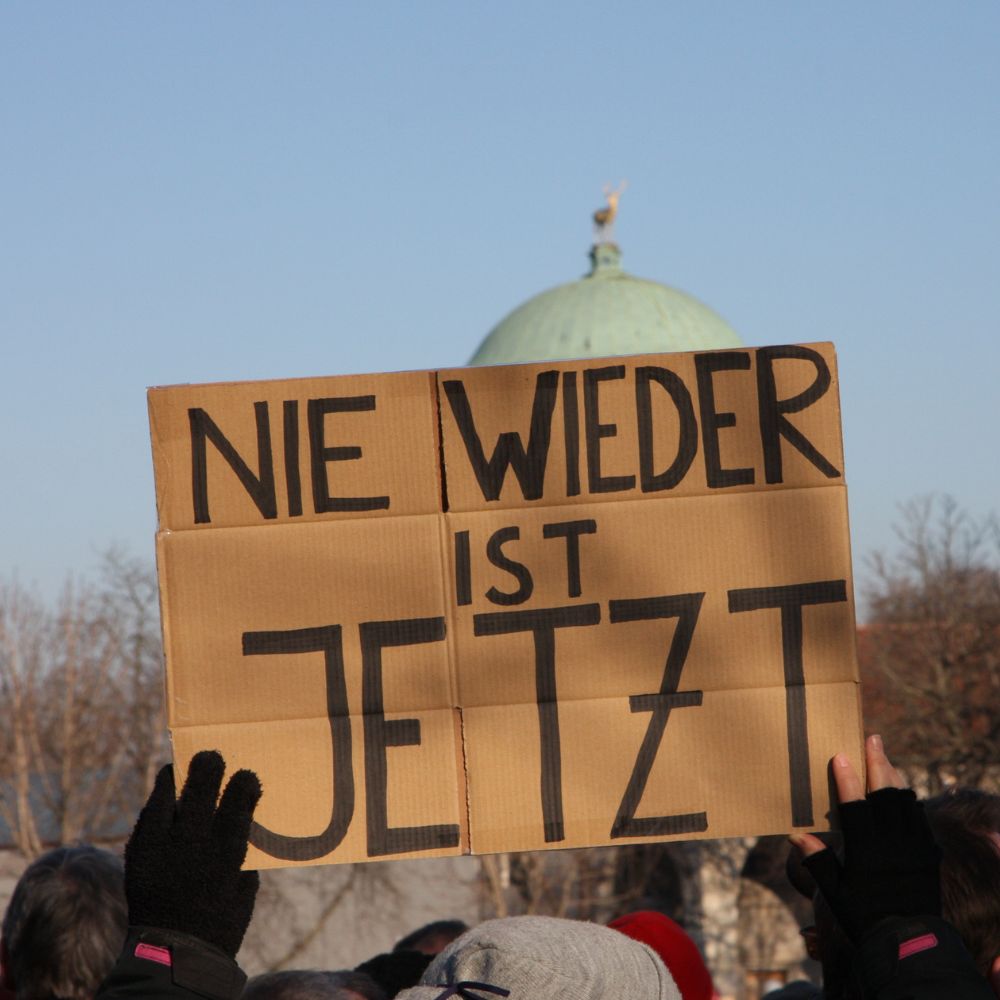 Plakat mit der Aufschrift "Nie wieder ist jetzt"